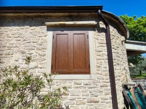 Pulamont PVC i ALU stolarija_Škure_Boja drva_ Na kamenoj fasadi