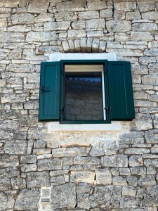 Pulamont PVC i ALU stolarija_Škure_Zelena boja_ Kamena fasada